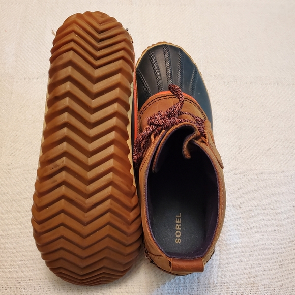 Sorel leather lace-up mid-high boot, size 8.5 - Picture 3 of 4